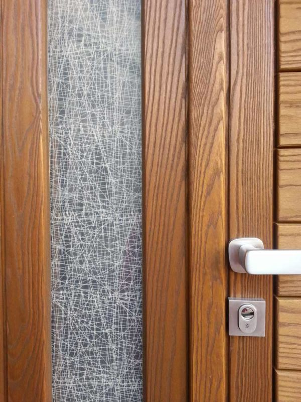 vetro di porta con inserto in stoffa
